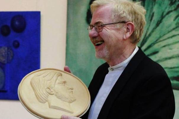 Für seinen unermüdlichen Einsatz im Namen Felix Draesekes wurde der Pianist Wolfgang Müller-Steinbach mit einem Gedenkrelief des Komponisten bedacht.  5. Juni 2010